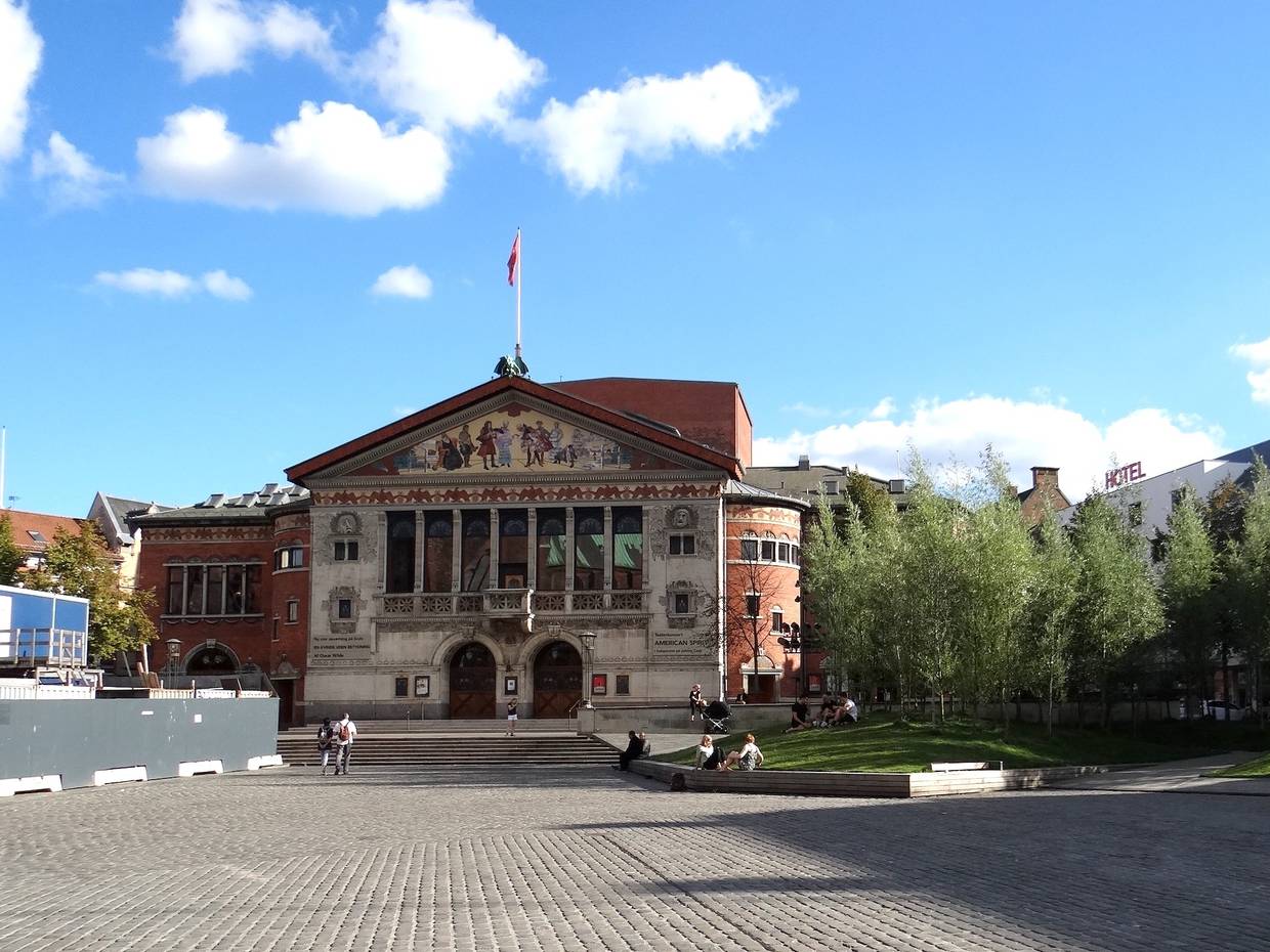 Altes Theatergebäude mit einer farbig gestalteten Säulenfront