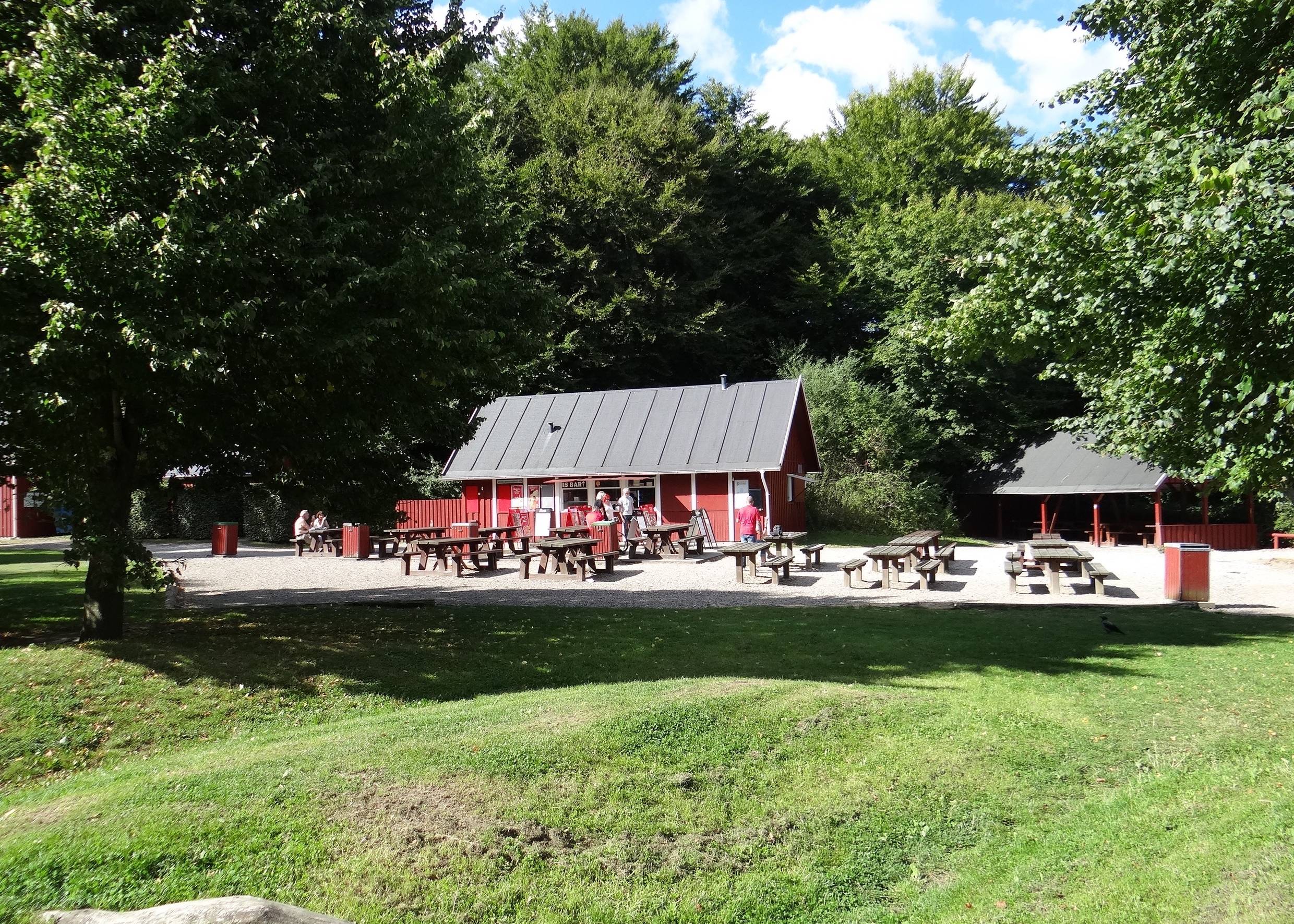 Rotes Holzhaus mit einem Imbiss im Wald