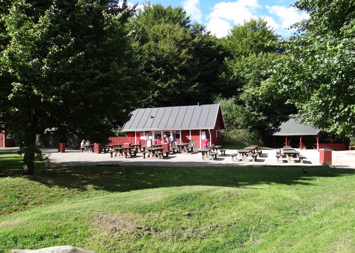 Rotes Holzhaus mit einem Imbiss im Wald