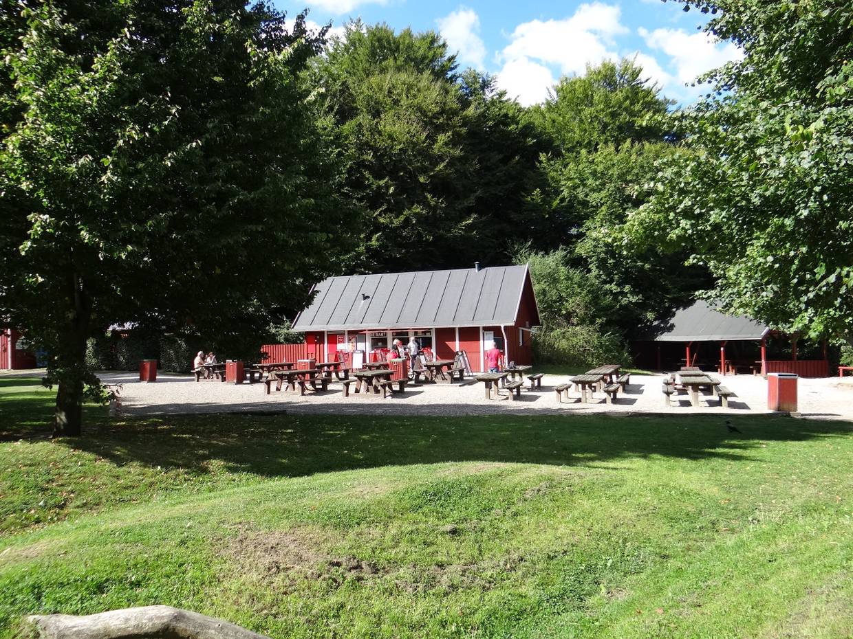 Rotes Holzhaus mit einem Imbiss im Wald