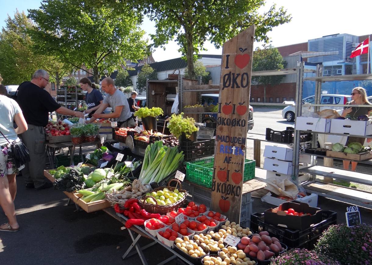 Stände mit Gemüse auf einem Wochenmarkt in Aarhus