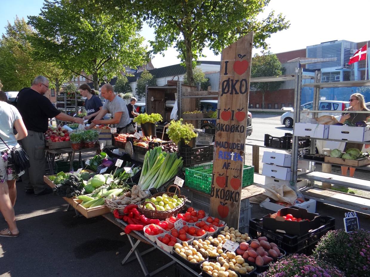 Stände mit Gemüse auf einem Wochenmarkt in Aarhus