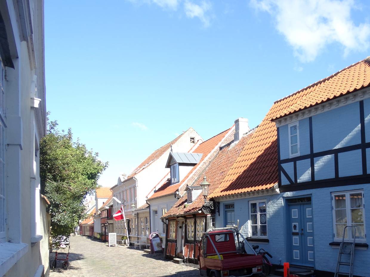 Blick durch einer kleinen Gasse mit pastellfarbigen Häusern