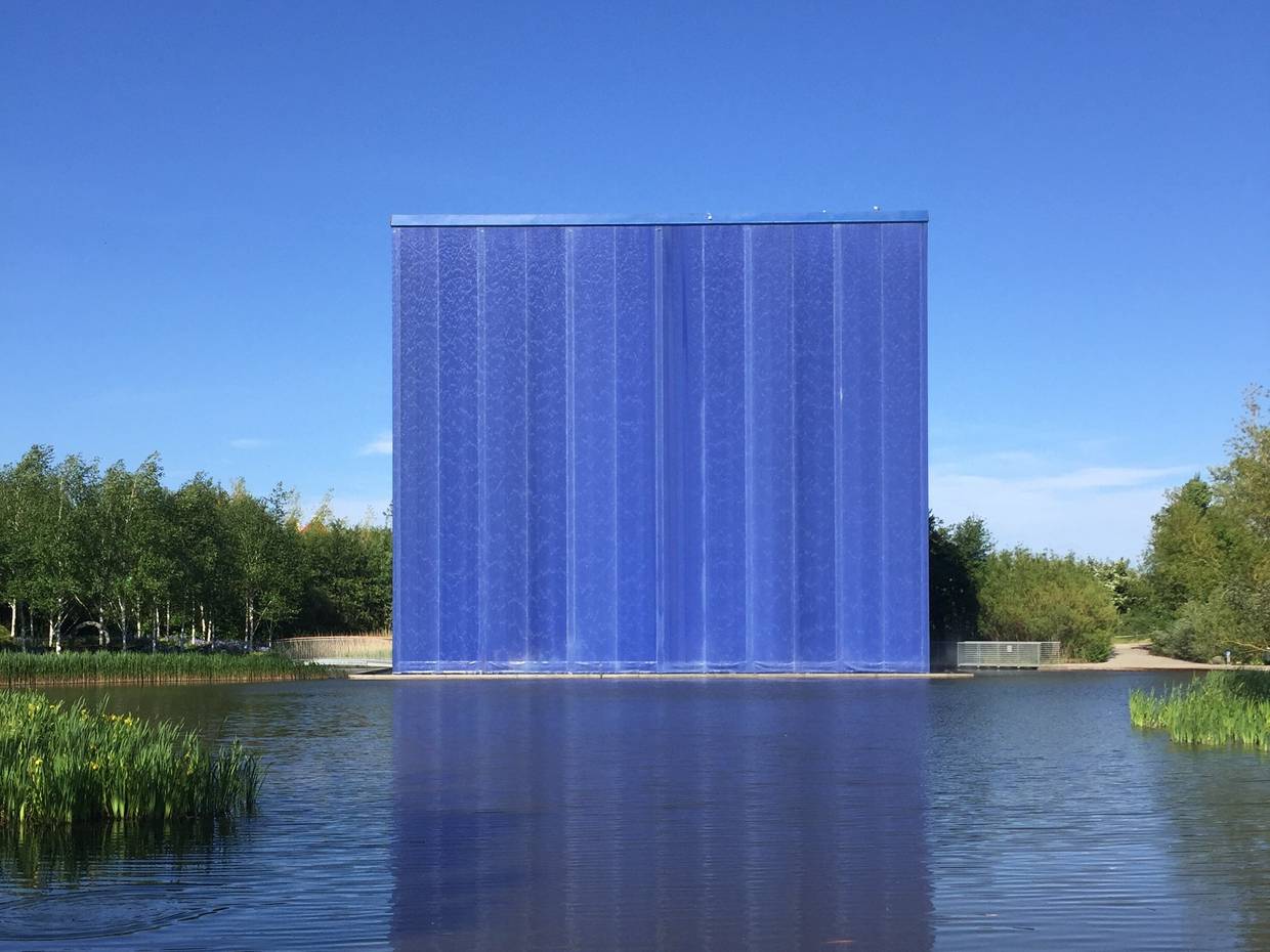 Leuchtend blaues Gehäuse an einem See