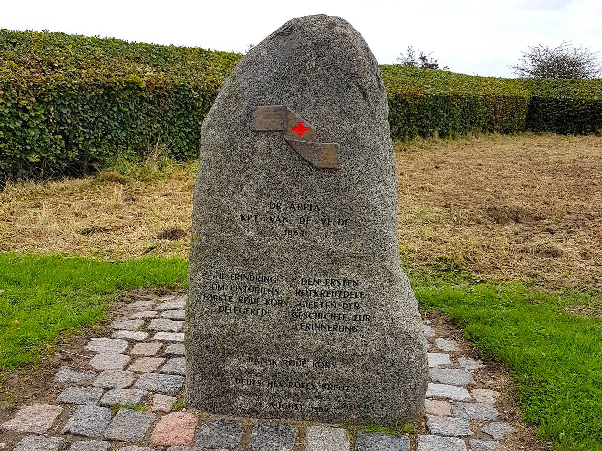 Granitstein mit einem Rote-Kreuz-Symbol über der Inschrift