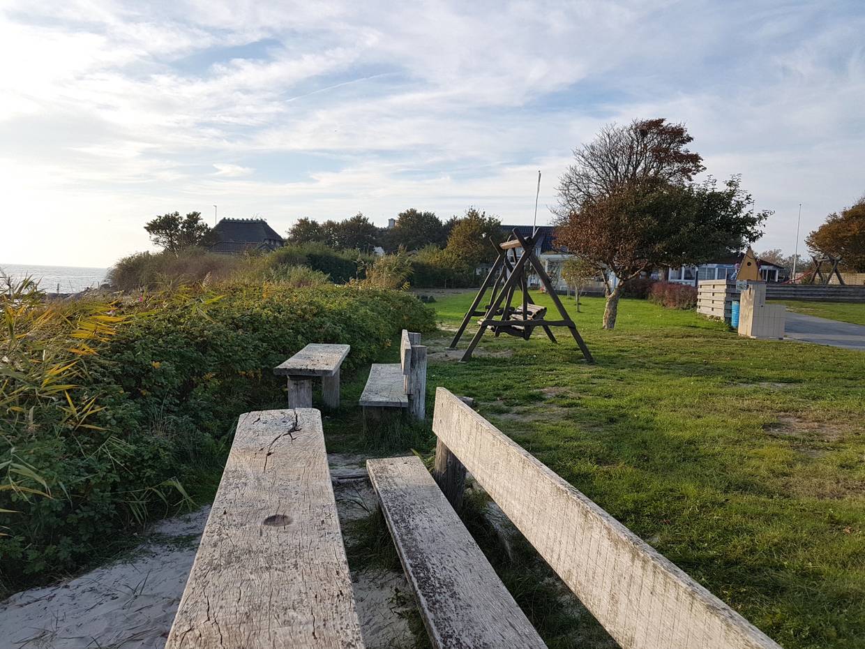 Picknickbänke mit Meerblick