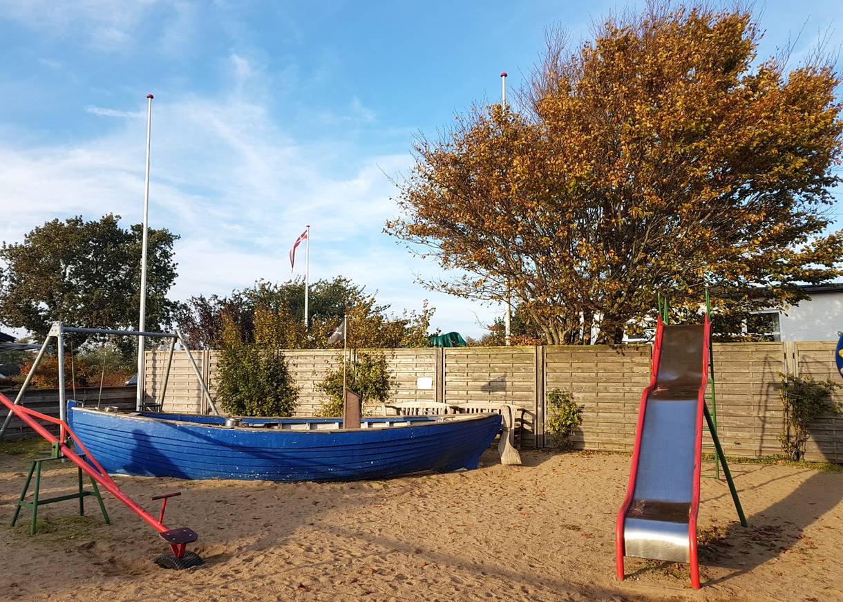 Spielgeräte und ein Boot auf einem Spielplatz