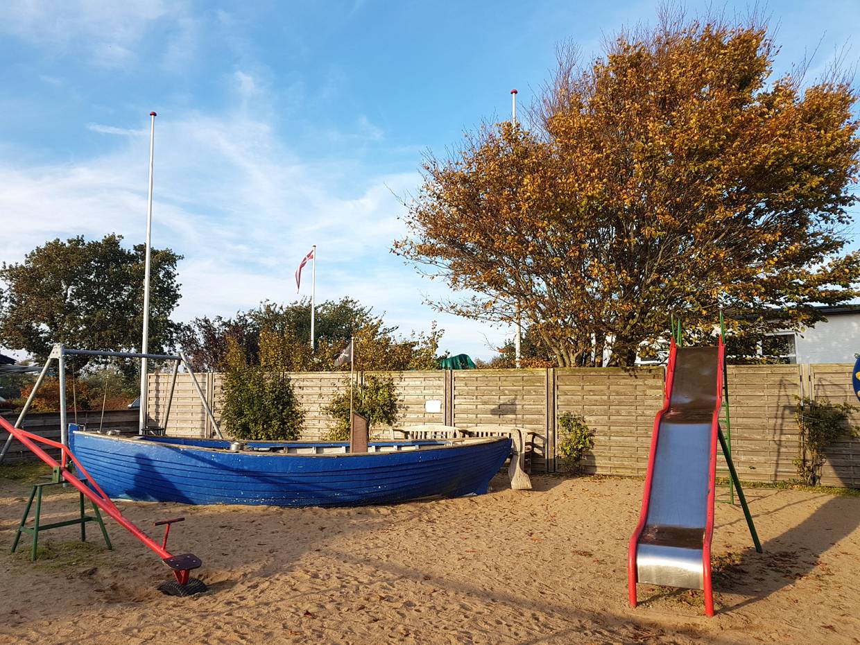 Spielgeräte und ein Boot auf einem Spielplatz