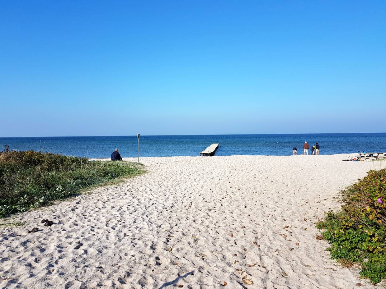 Der Strand in Købingsmark mit Badesteg und Picknickbänken