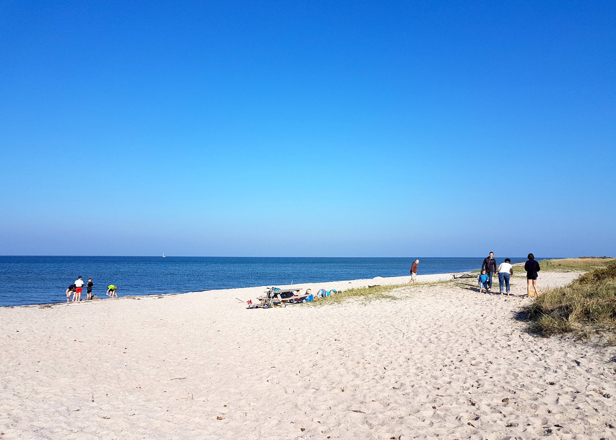Badegäste am Sandstrand vor auf Als