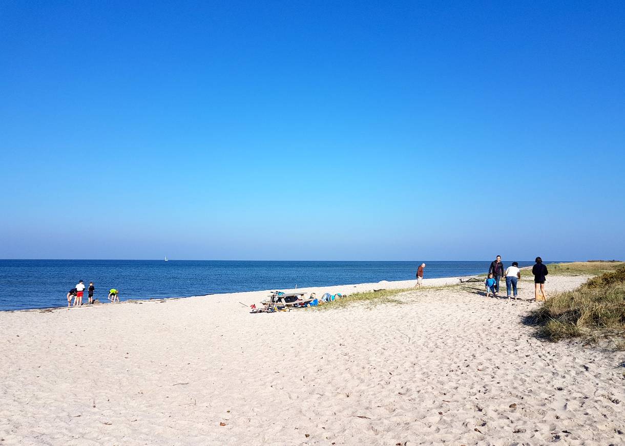 Badegäste am Sandstrand vor auf Als
