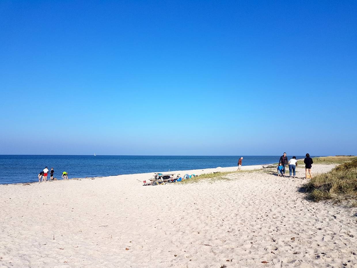 Badegäste am Sandstrand vor auf Als