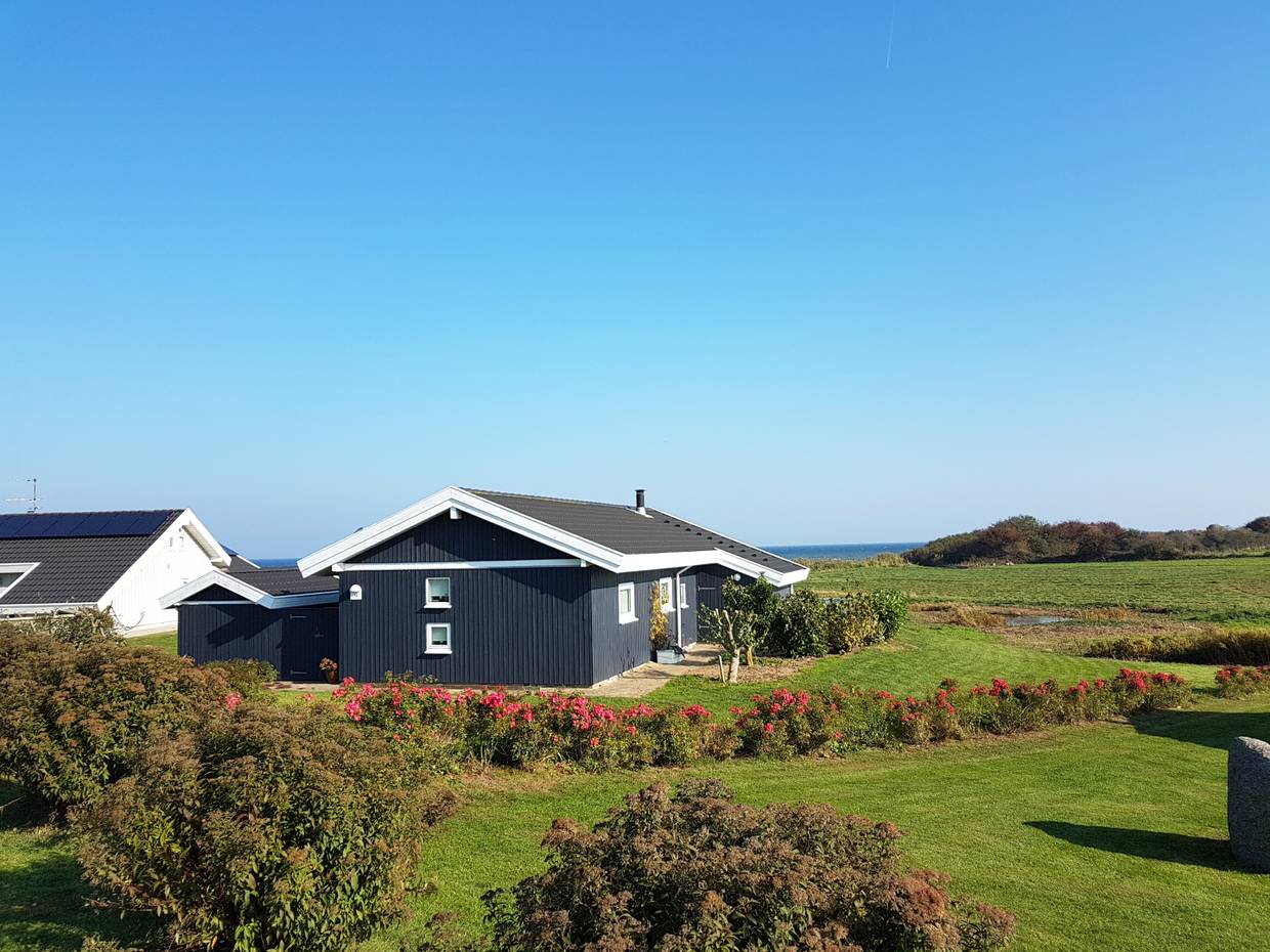 Ferienhaus in Lavensby auf Als vor einer offenen Rasenfläche