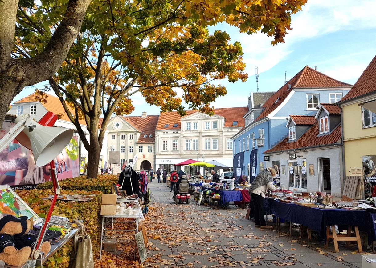 Herbstlicher Platz mit Flohmarktständen in Sønderborg
