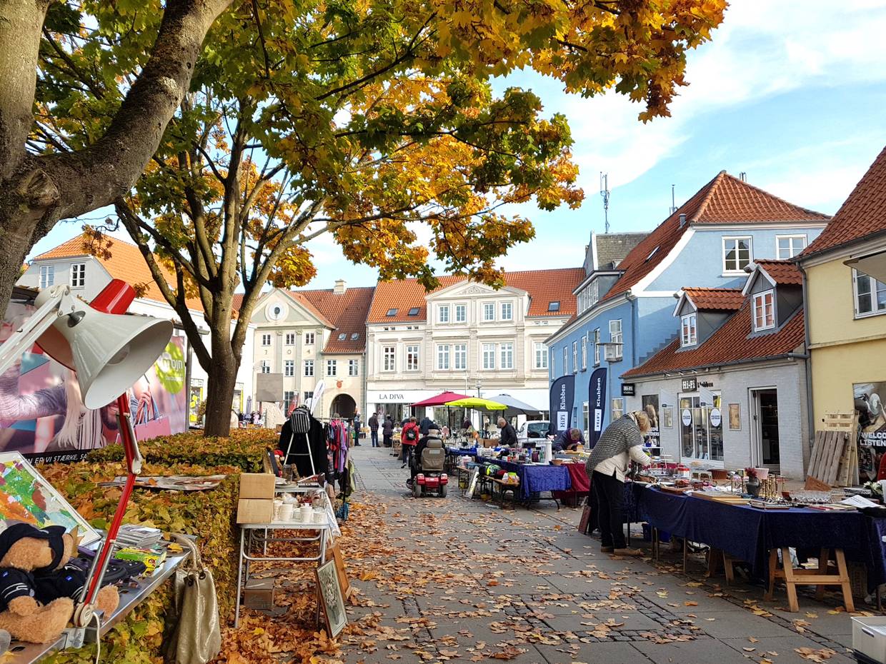 Herbstlicher Platz mit Flohmarktständen in Sønderborg