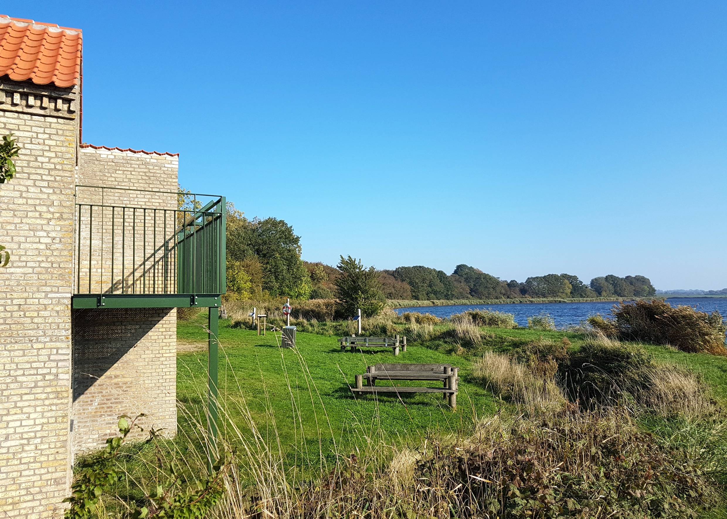Kleines, neues Haus an einem See