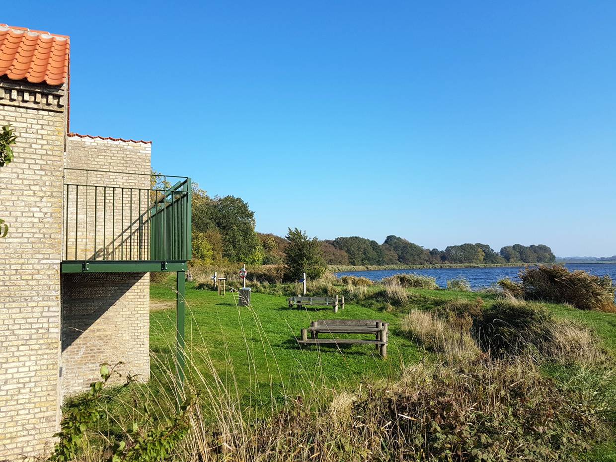 Kleines, neues Haus an einem See
