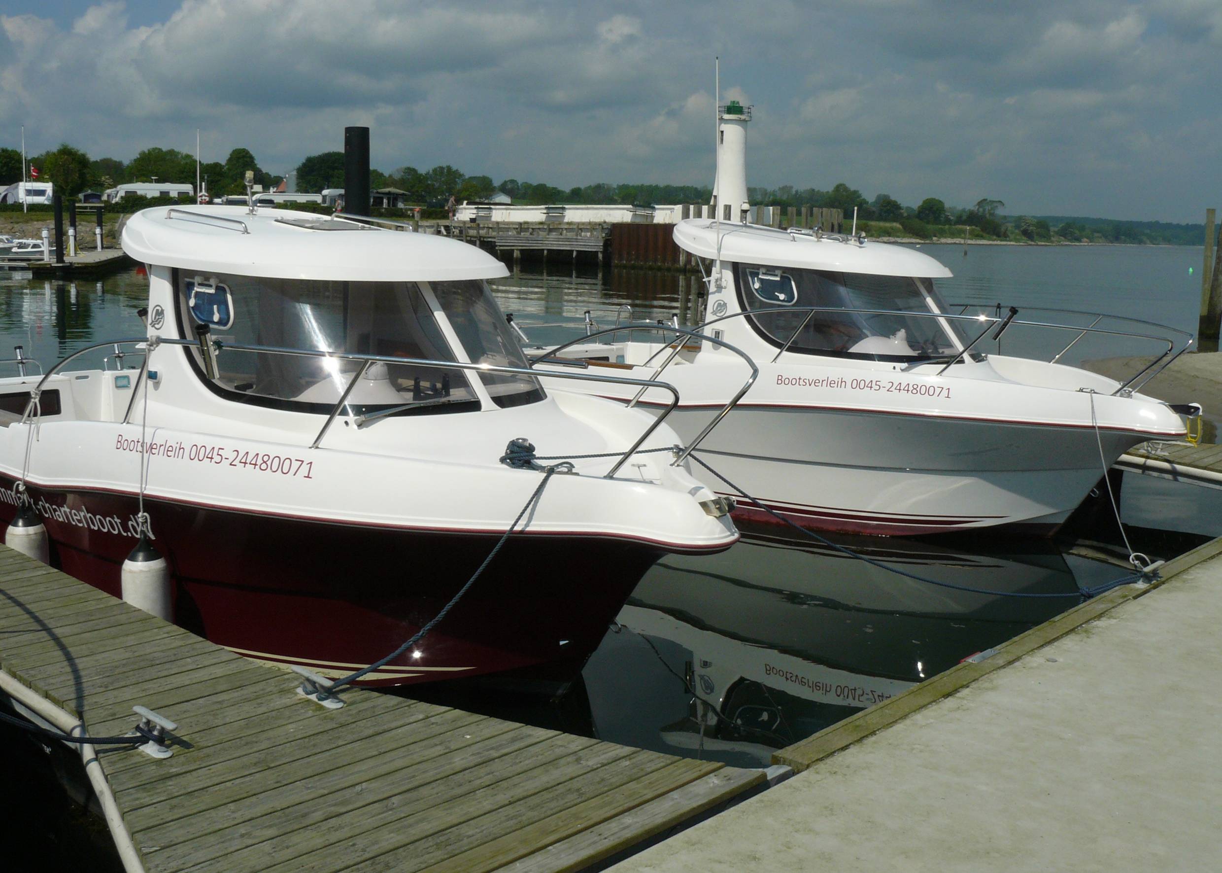 Motorboote mit Frontscheibe am Bootssteg