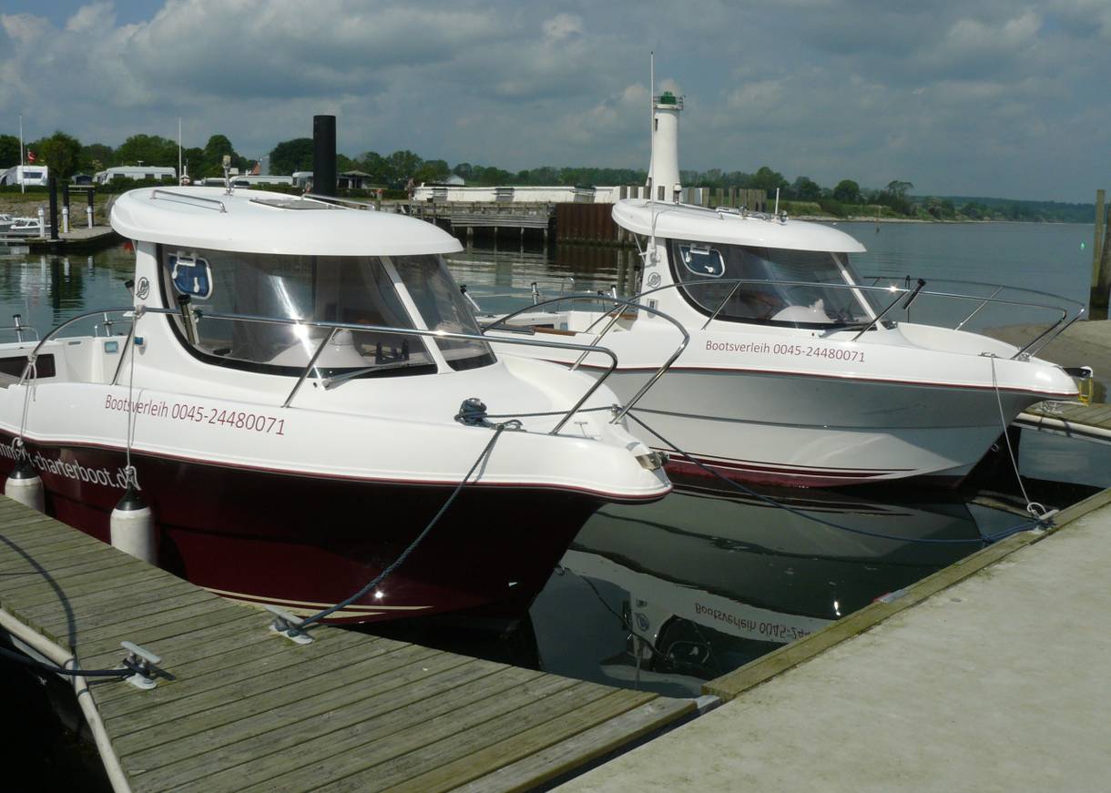 Motorboote mit Frontscheibe am Bootssteg
