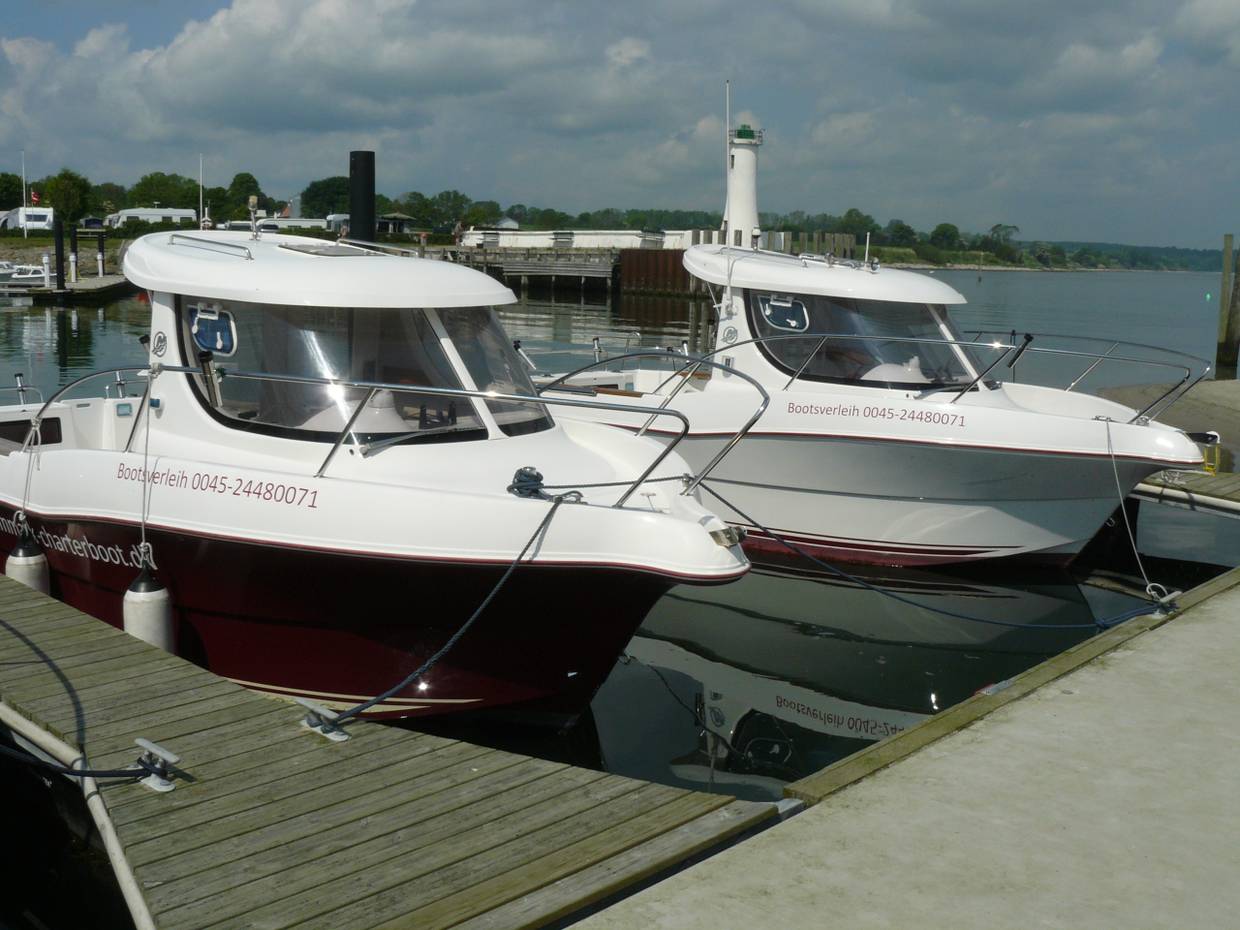 Motorboote mit Frontscheibe am Bootssteg