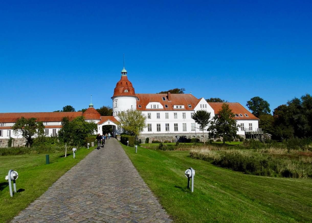 Kopfsteinpflasterweg zum weißen Schloss Sonderborg