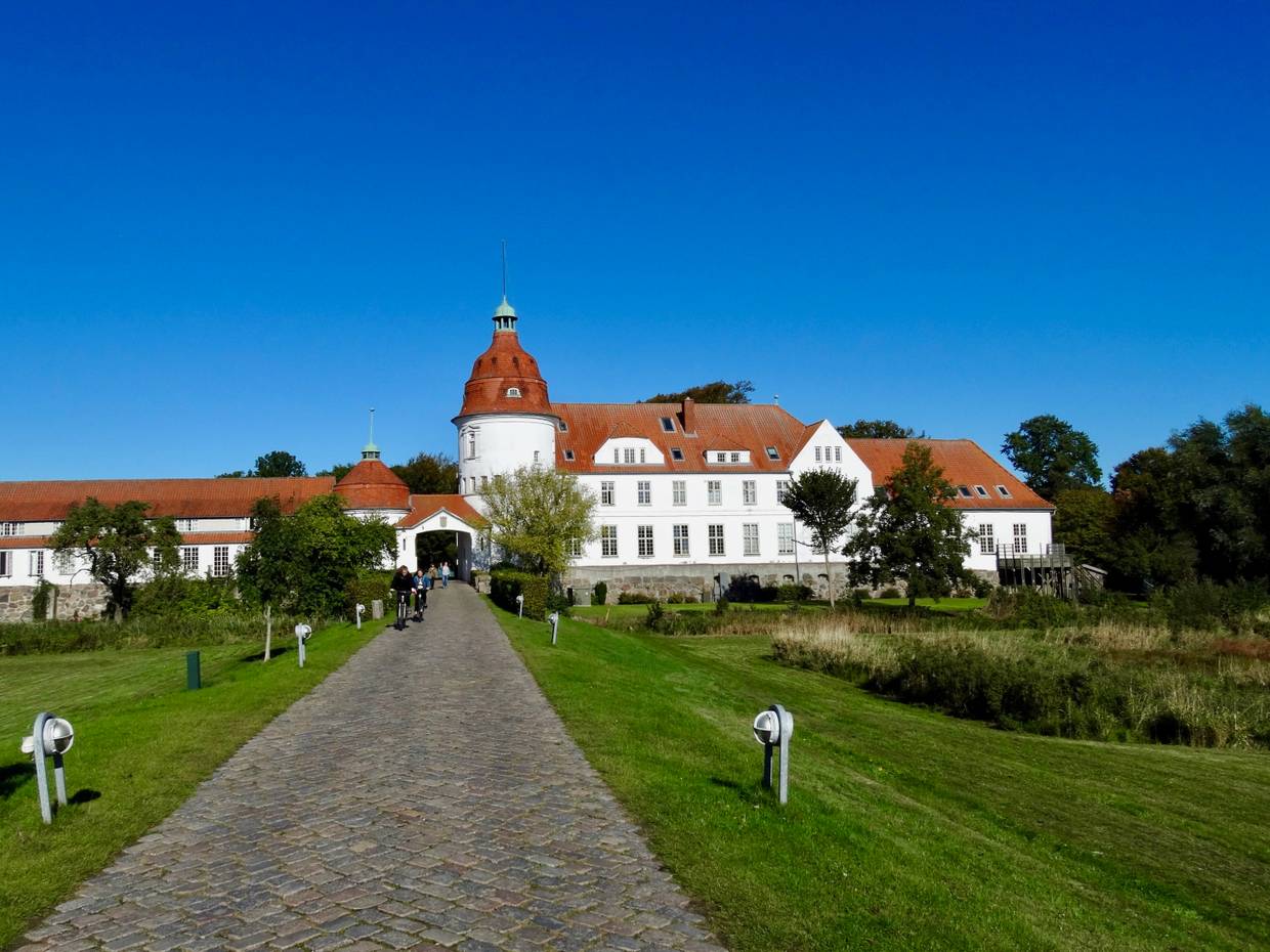 Kopfsteinpflasterweg zum weißen Schloss Sonderborg