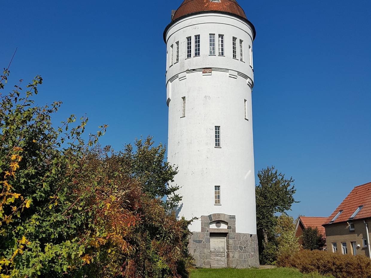Weißer Wasserturm