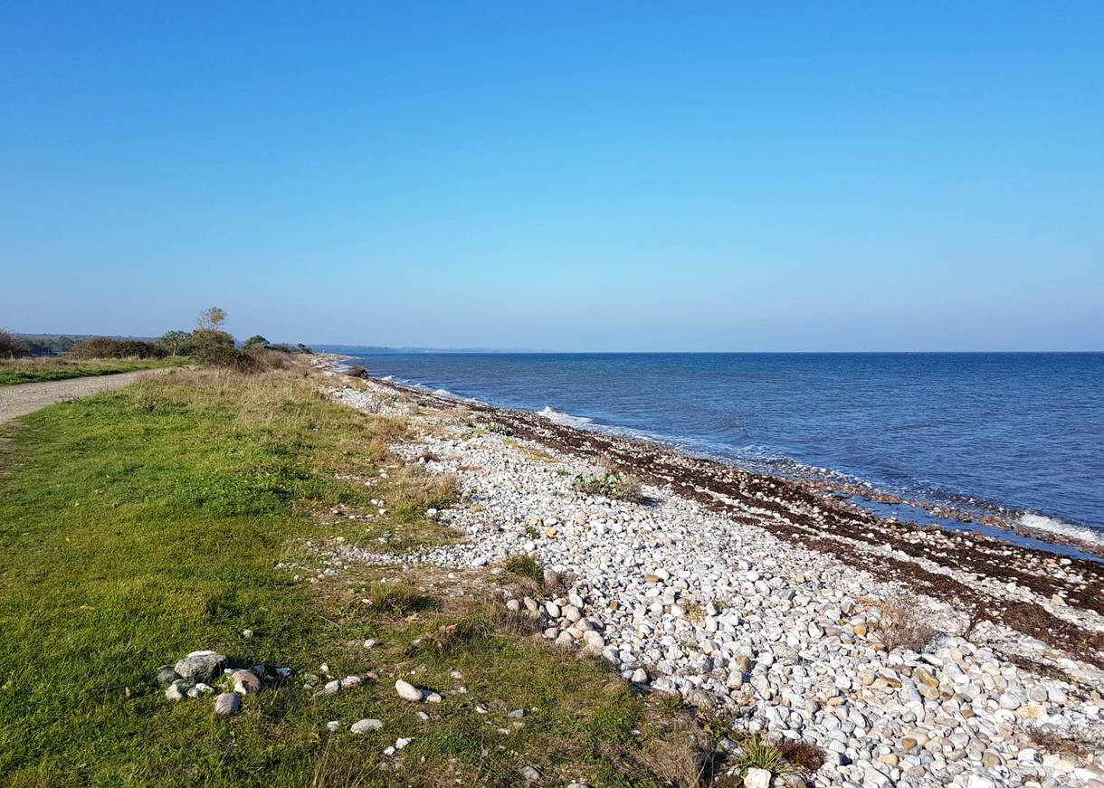 Steiniger und schmaler Strand