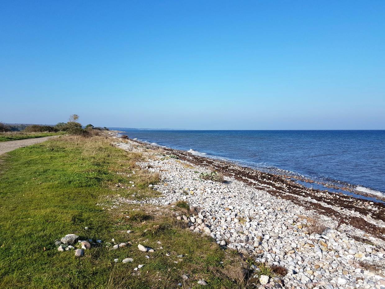 Steiniger und schmaler Strand