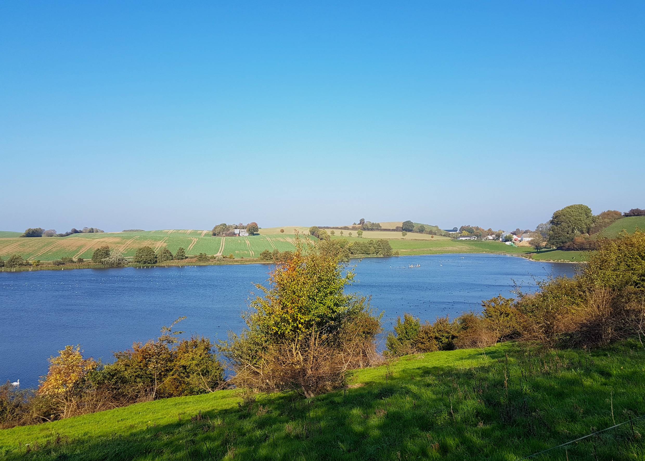 Blick auf einen See in einem grünen Tal