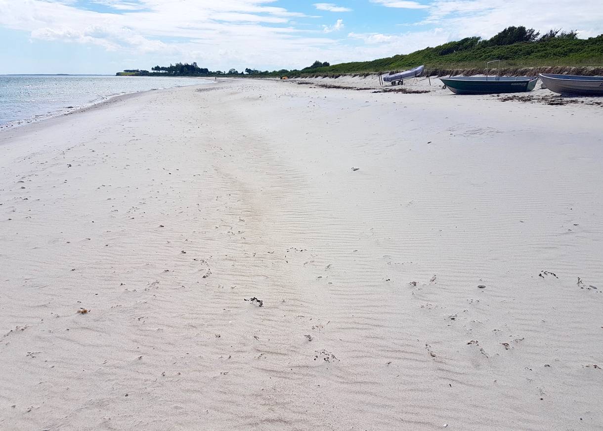 Weißer, leerer Sandstrand