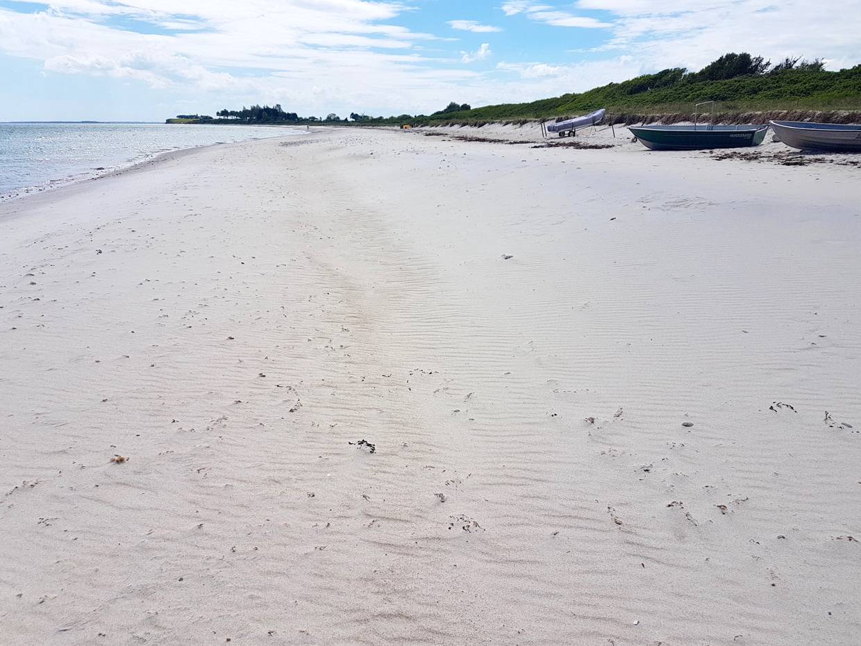 Weißer, leerer Sandstrand