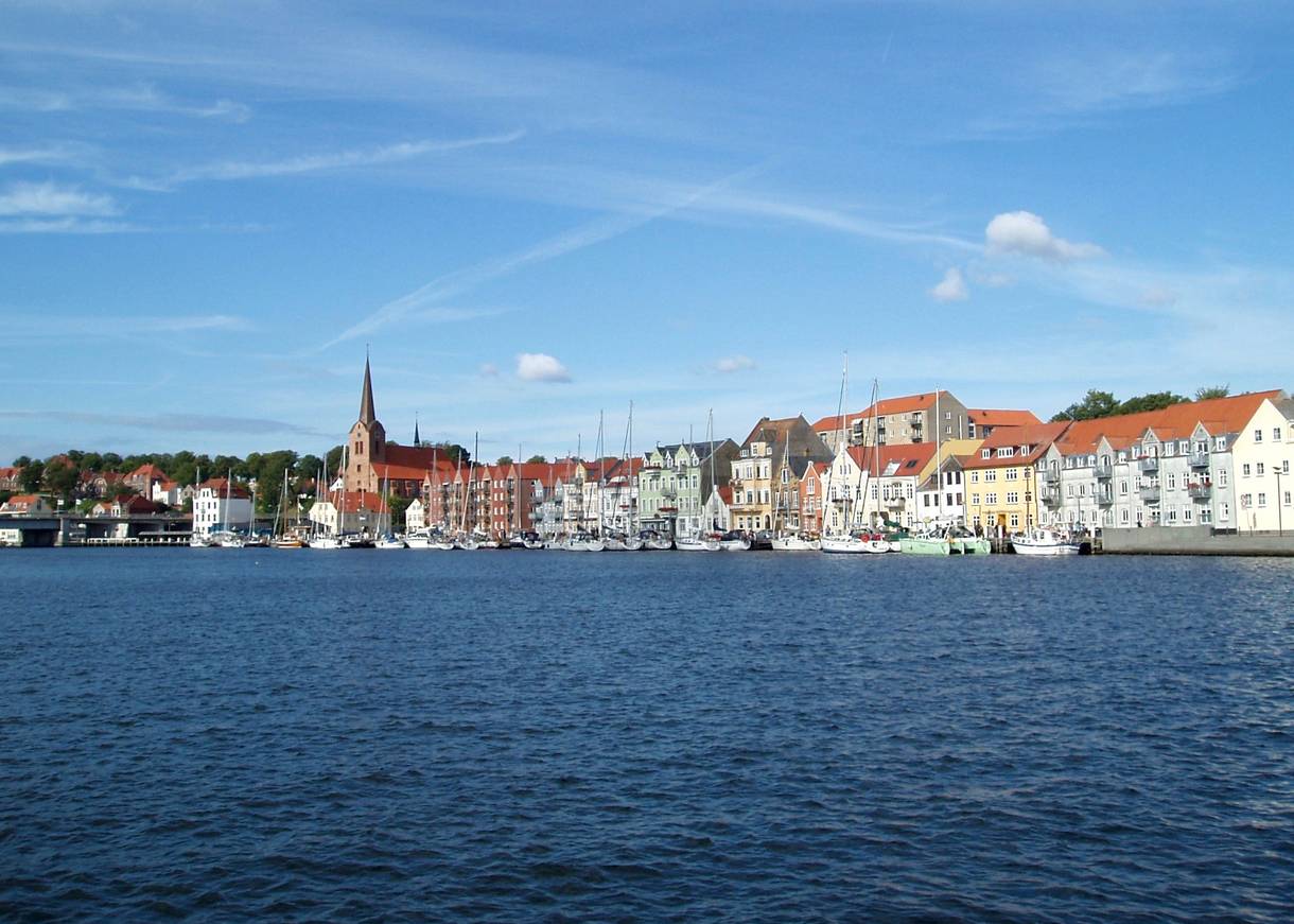 Blick über den Hafen von Sønderborg mit den historischen Fassaden im Hintergrund