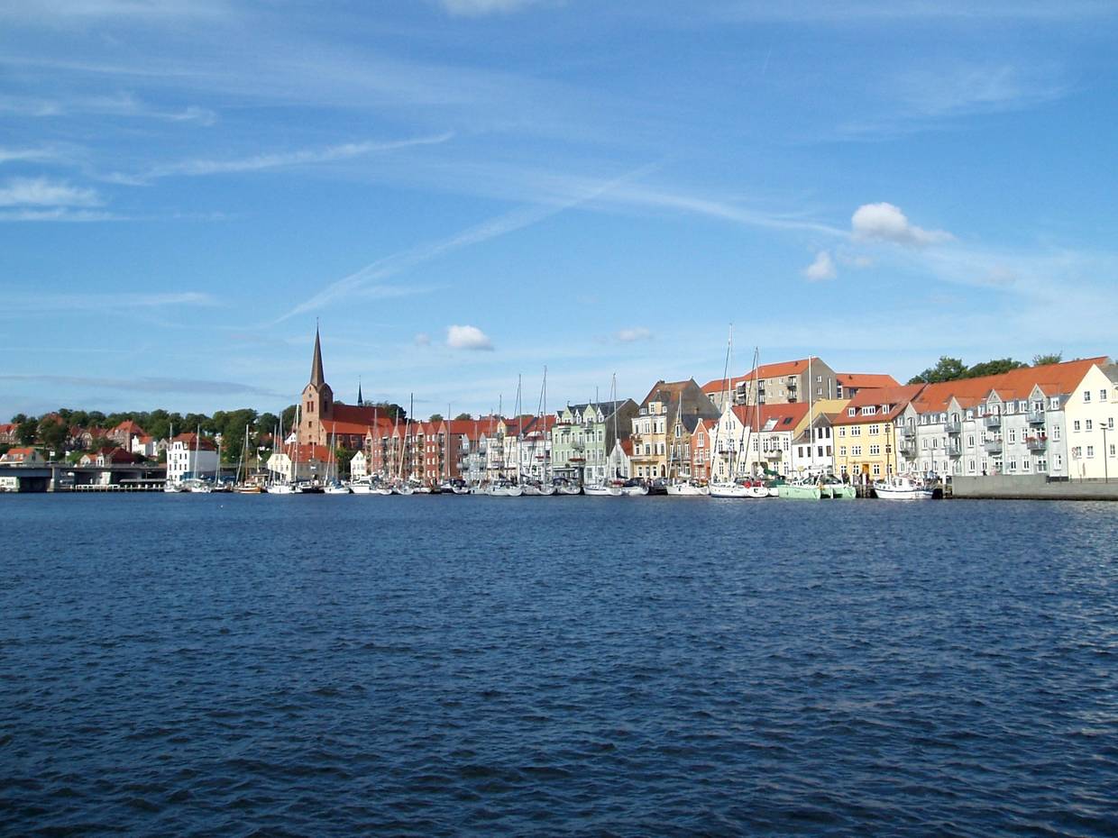 Blick über den Hafen von Sønderborg mit den historischen Fassaden im Hintergrund
