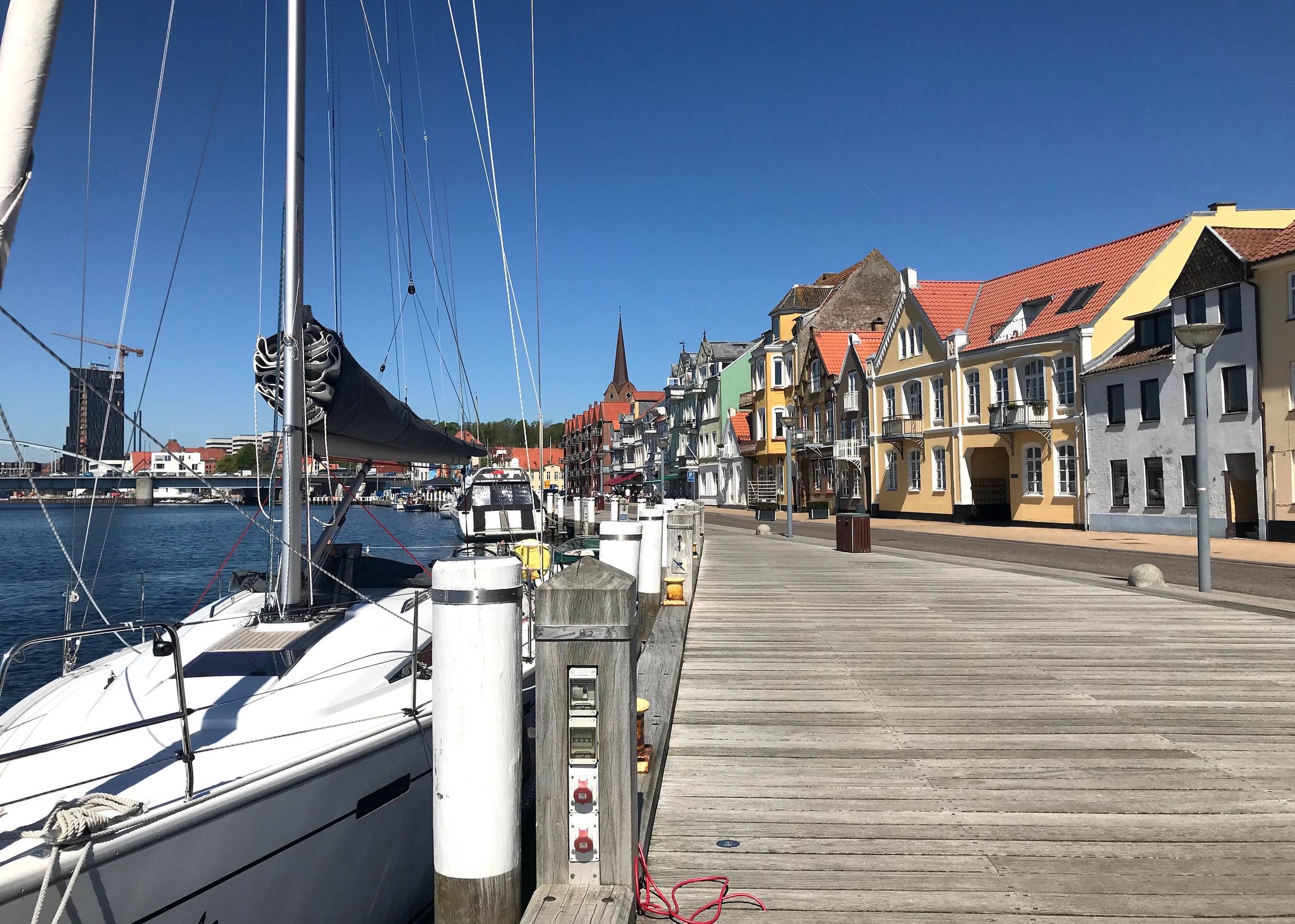 Segelboote direkt an der Hafenpromenade
