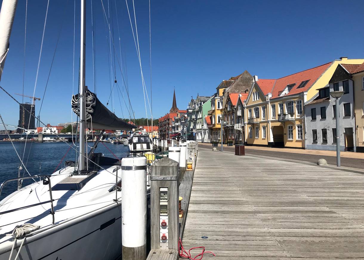 Segelboote direkt an der Hafenpromenade