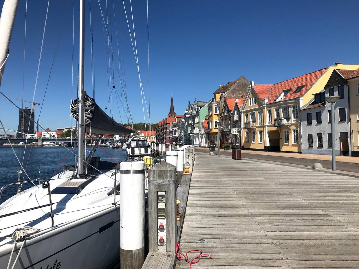 Segelboote direkt an der Hafenpromenade