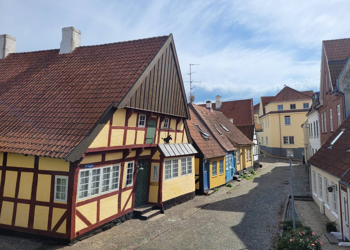Gelbes Fachwerkhaus an einer Kopfsteinpflastergasse in der Altstadt von Sønderborg