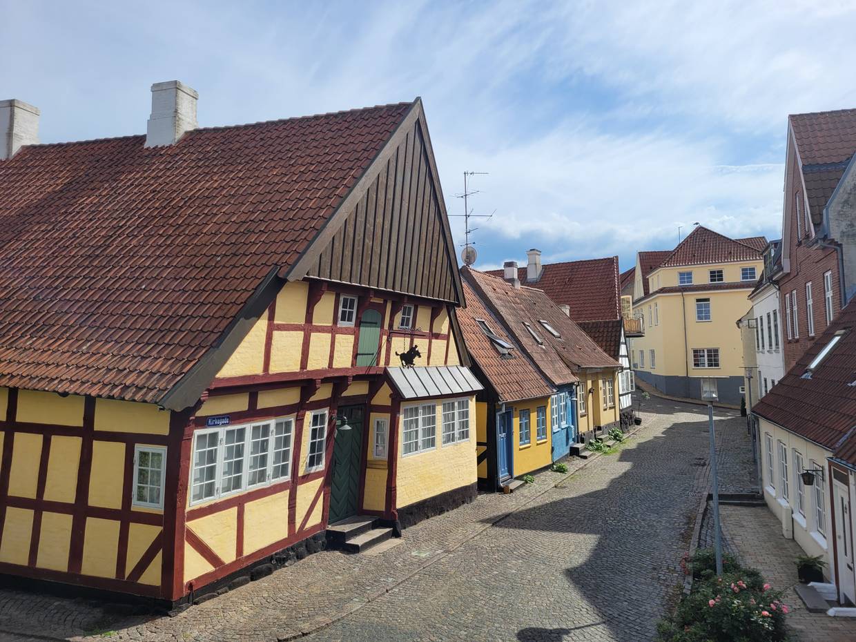 Gelbes Fachwerkhaus an einer Kopfsteinpflastergasse in der Altstadt von Sønderborg