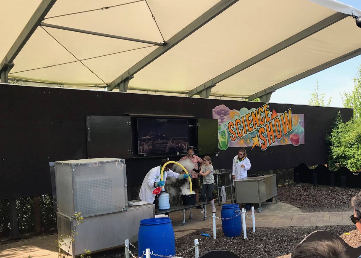 Science-Show, Mitmachangebot auf einer Bühne