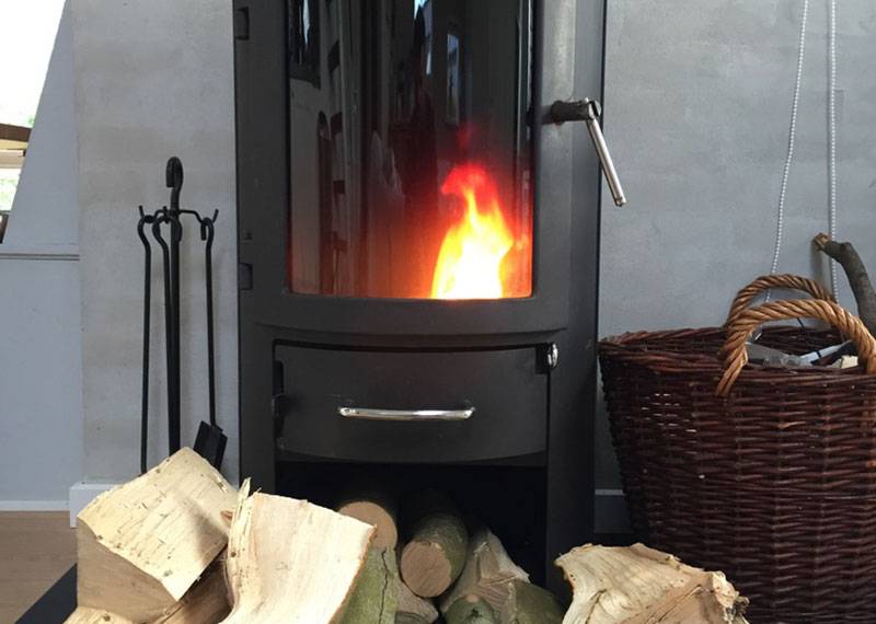 Feuer brennt im Kamin