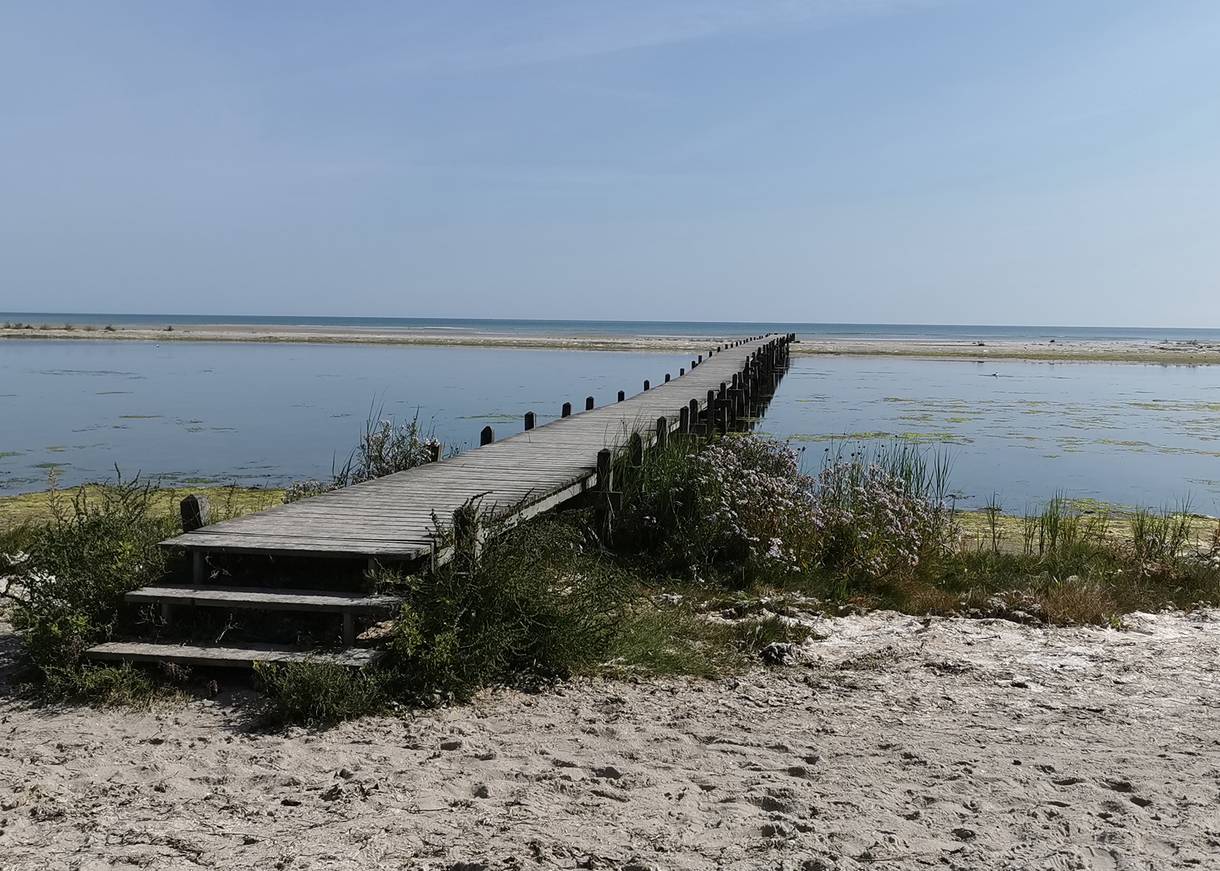 Badesteg aus Holz über eine Lagune zu, Meer