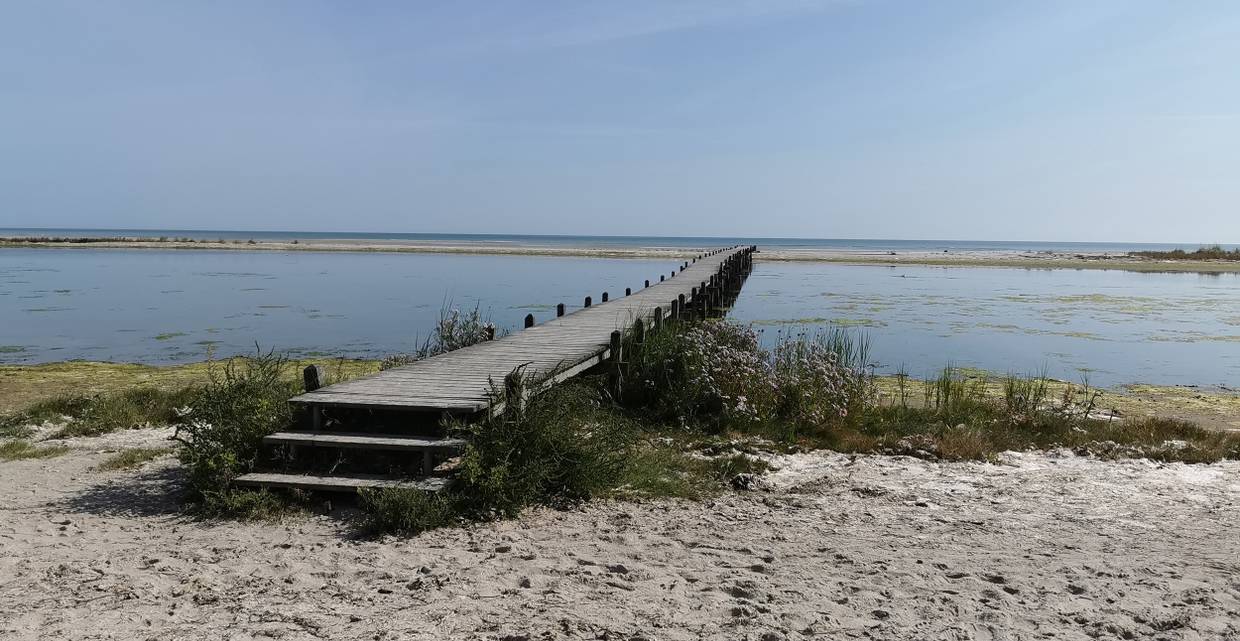 Badesteg aus Holz über eine Lagune zu, Meer