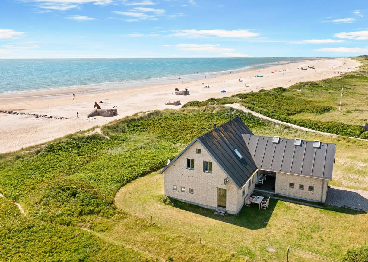 Großes Steinhaus direkt am Meer