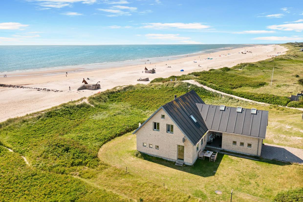 Großes Steinhaus direkt am Meer