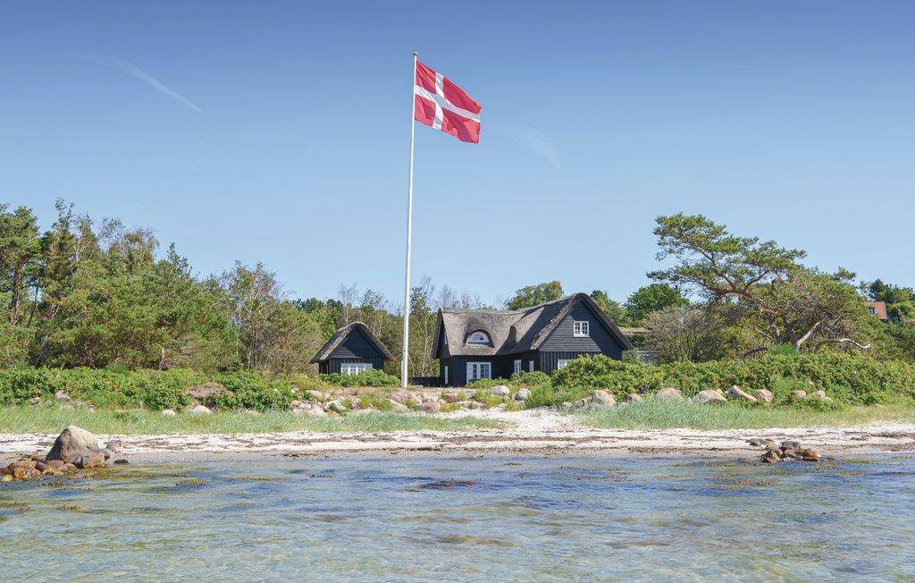 Ferienhaus in Dänemark an einem schmalen Sandstrand