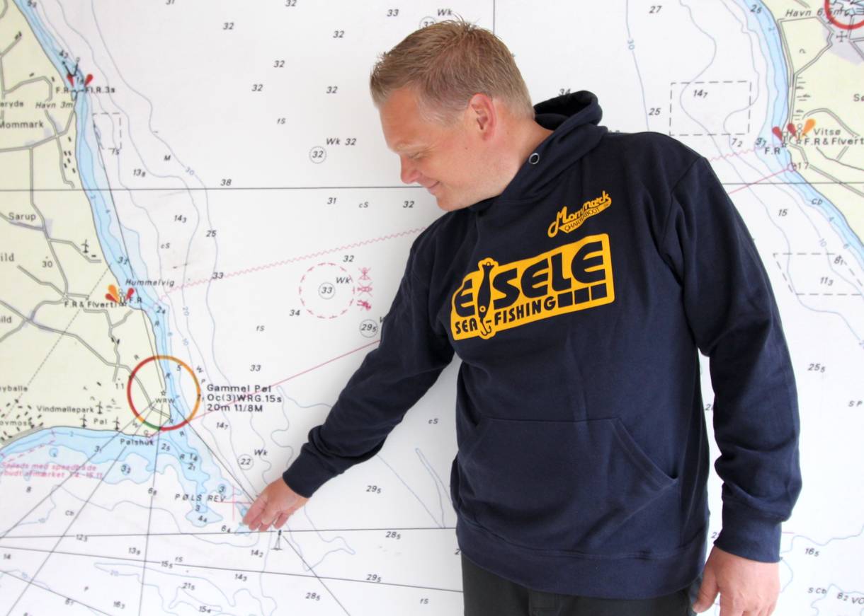 Seekarte der Ostsee vor Als, ein Mann zeigt interessante Angegewässer