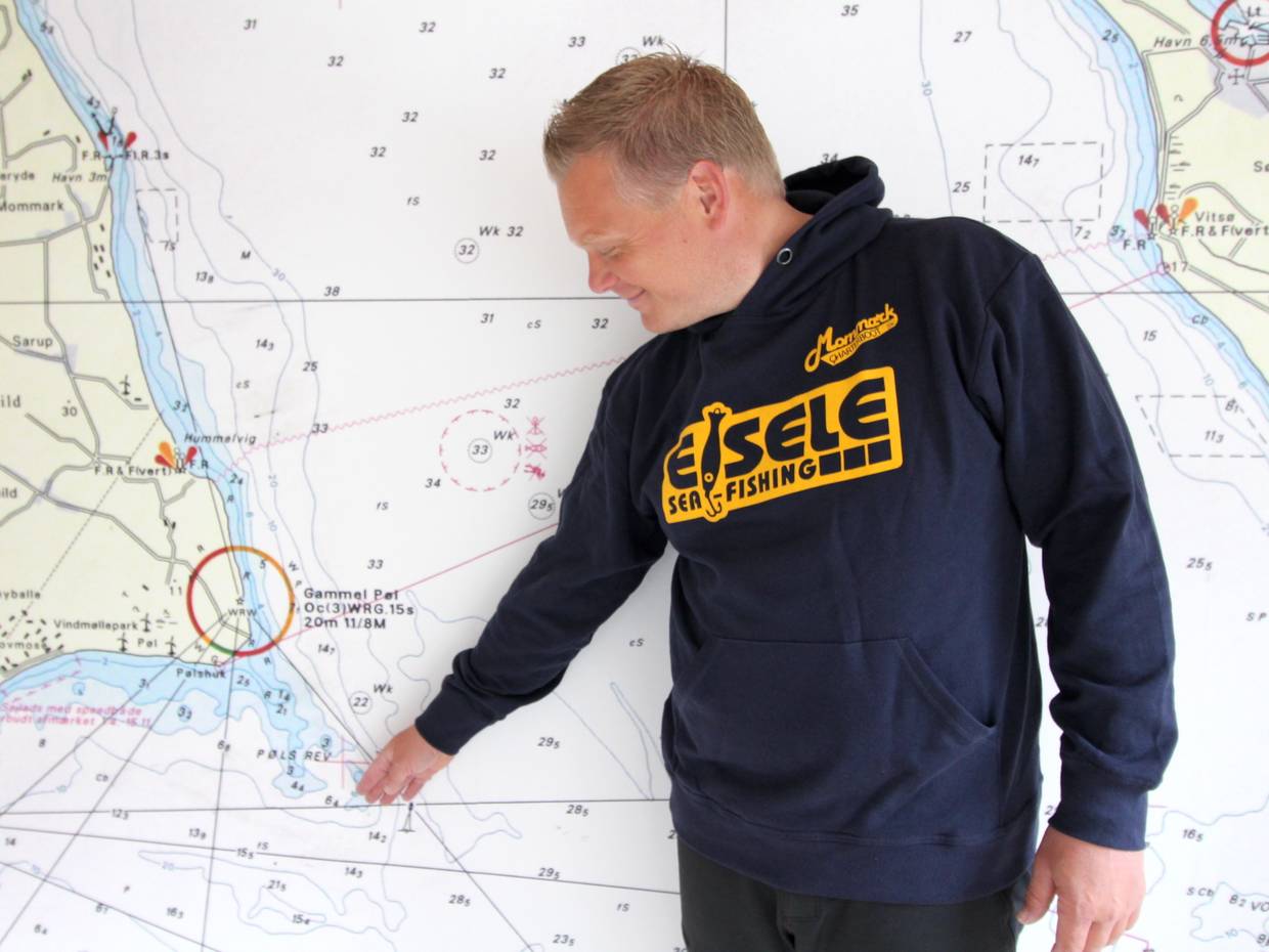 Seekarte der Ostsee vor Als, ein Mann zeigt interessante Angegewässer