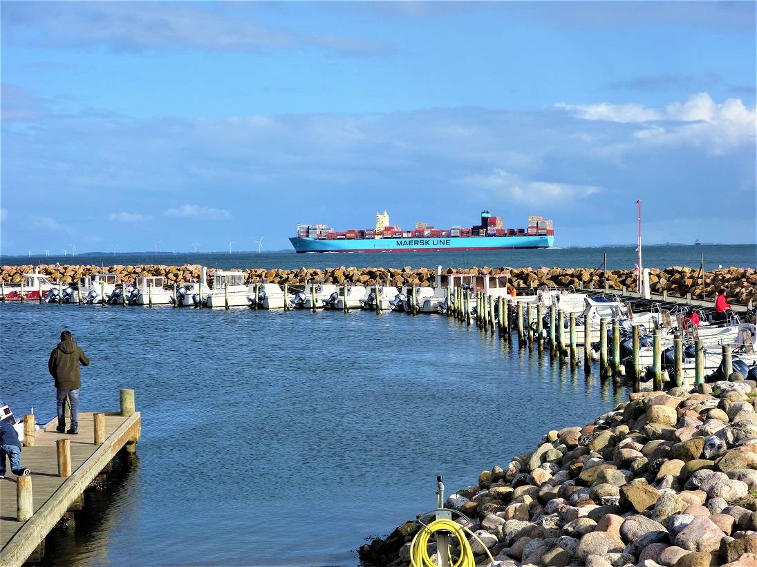 Blick vom Steg in Spodsbjerg auf ein Containerschiff