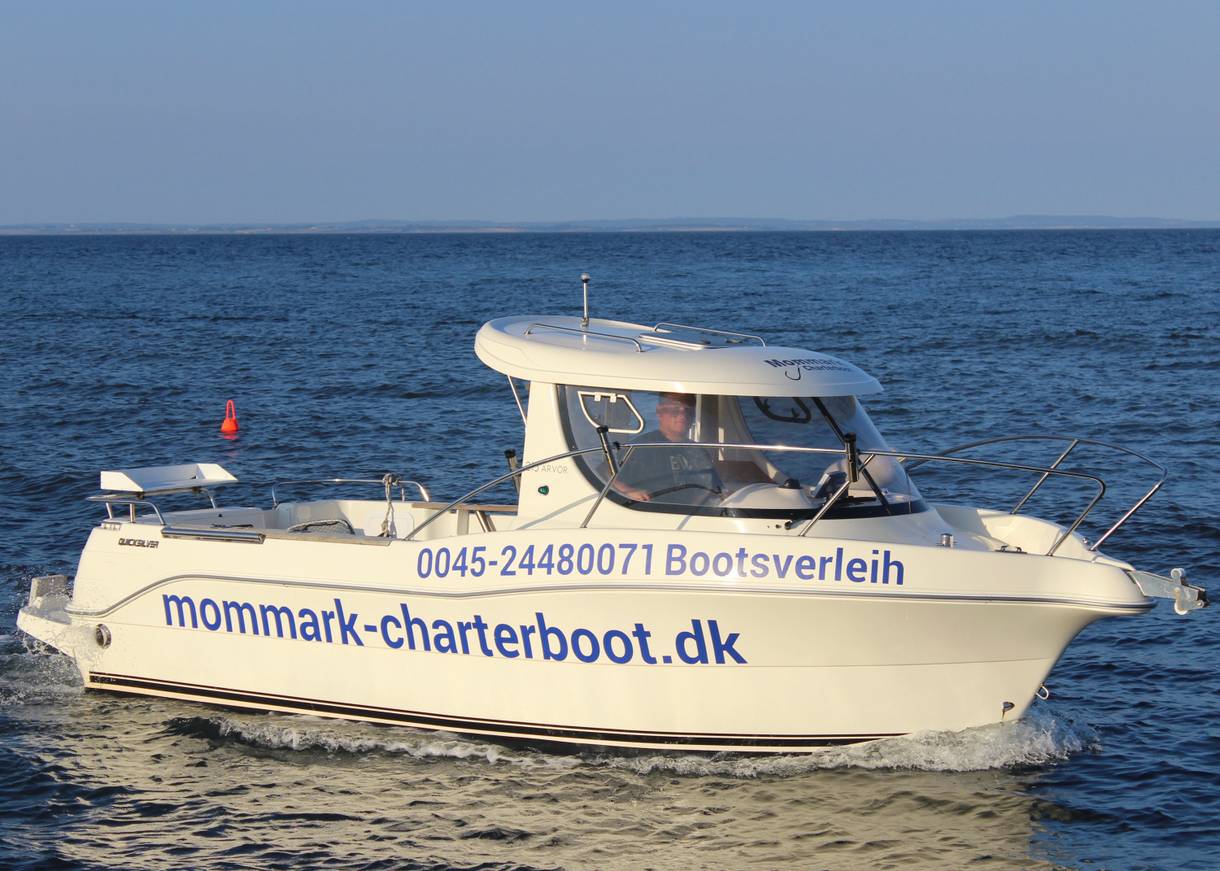 Weißes Motorboot mit blauer Aufschrift